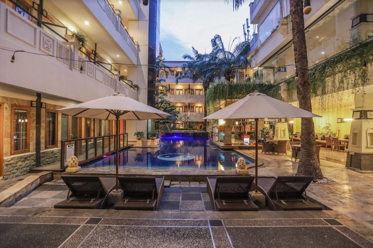 Famous Hotel Kuta Formerly Permata Kuta Hotel Buitenkant foto
