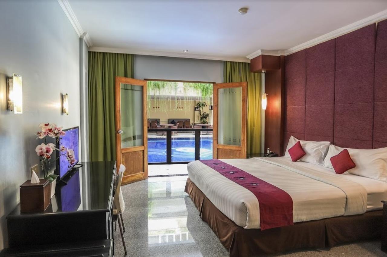 Famous Hotel Kuta Formerly Permata Kuta Hotel Buitenkant foto