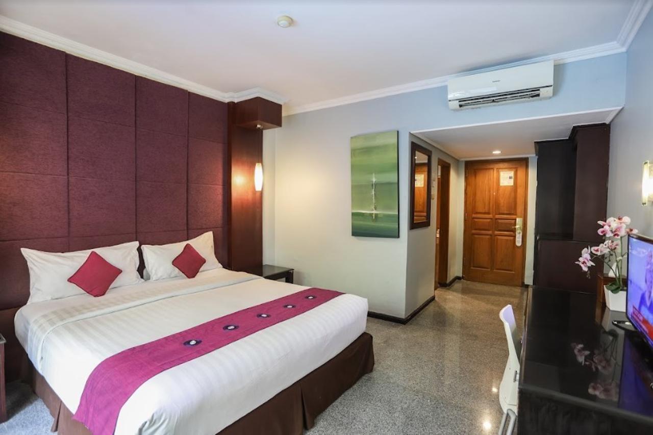 Famous Hotel Kuta Formerly Permata Kuta Hotel Buitenkant foto