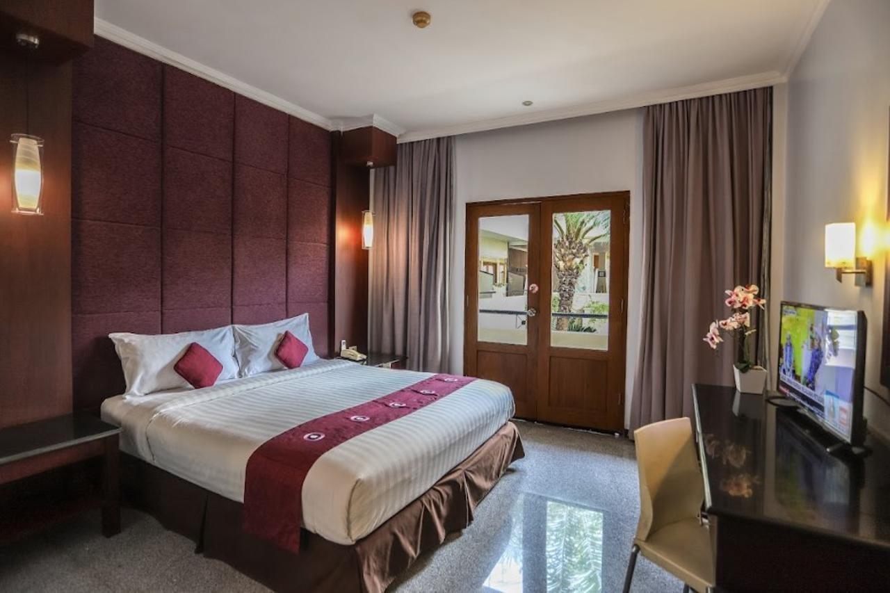 Famous Hotel Kuta Formerly Permata Kuta Hotel Buitenkant foto