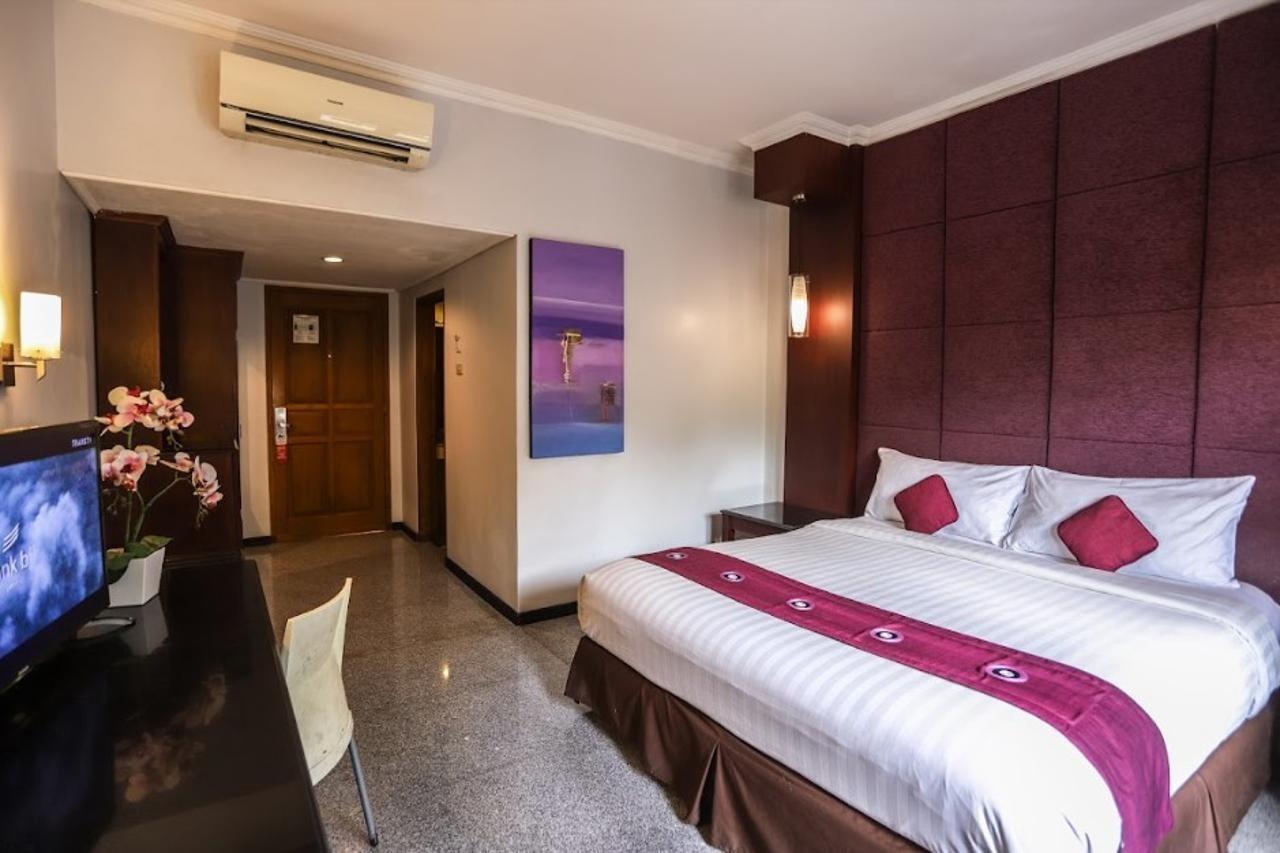 Famous Hotel Kuta Formerly Permata Kuta Hotel Buitenkant foto
