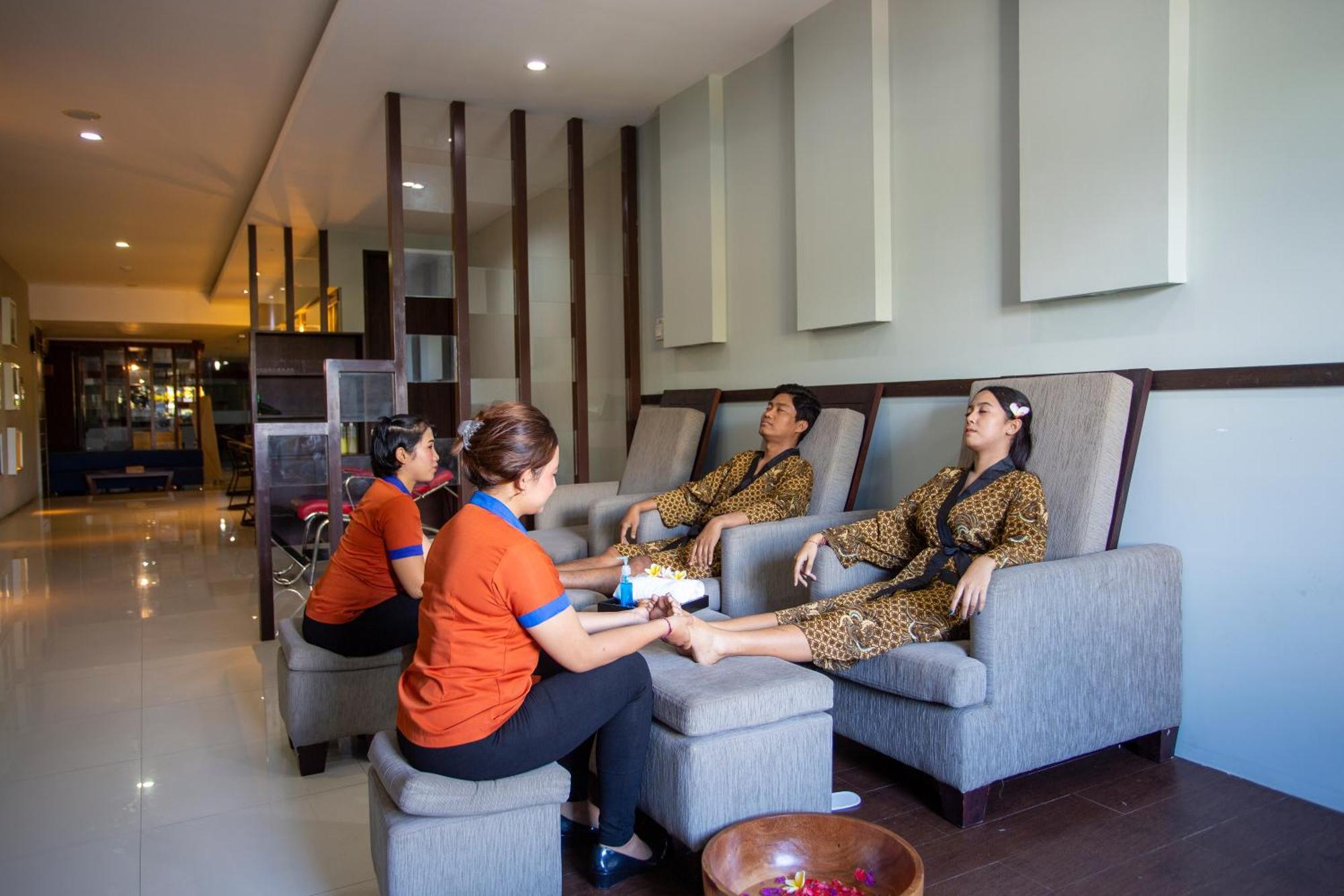Famous Hotel Kuta Formerly Permata Kuta Hotel Buitenkant foto