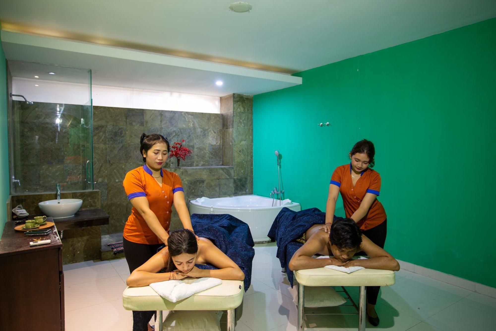 Famous Hotel Kuta Formerly Permata Kuta Hotel Buitenkant foto