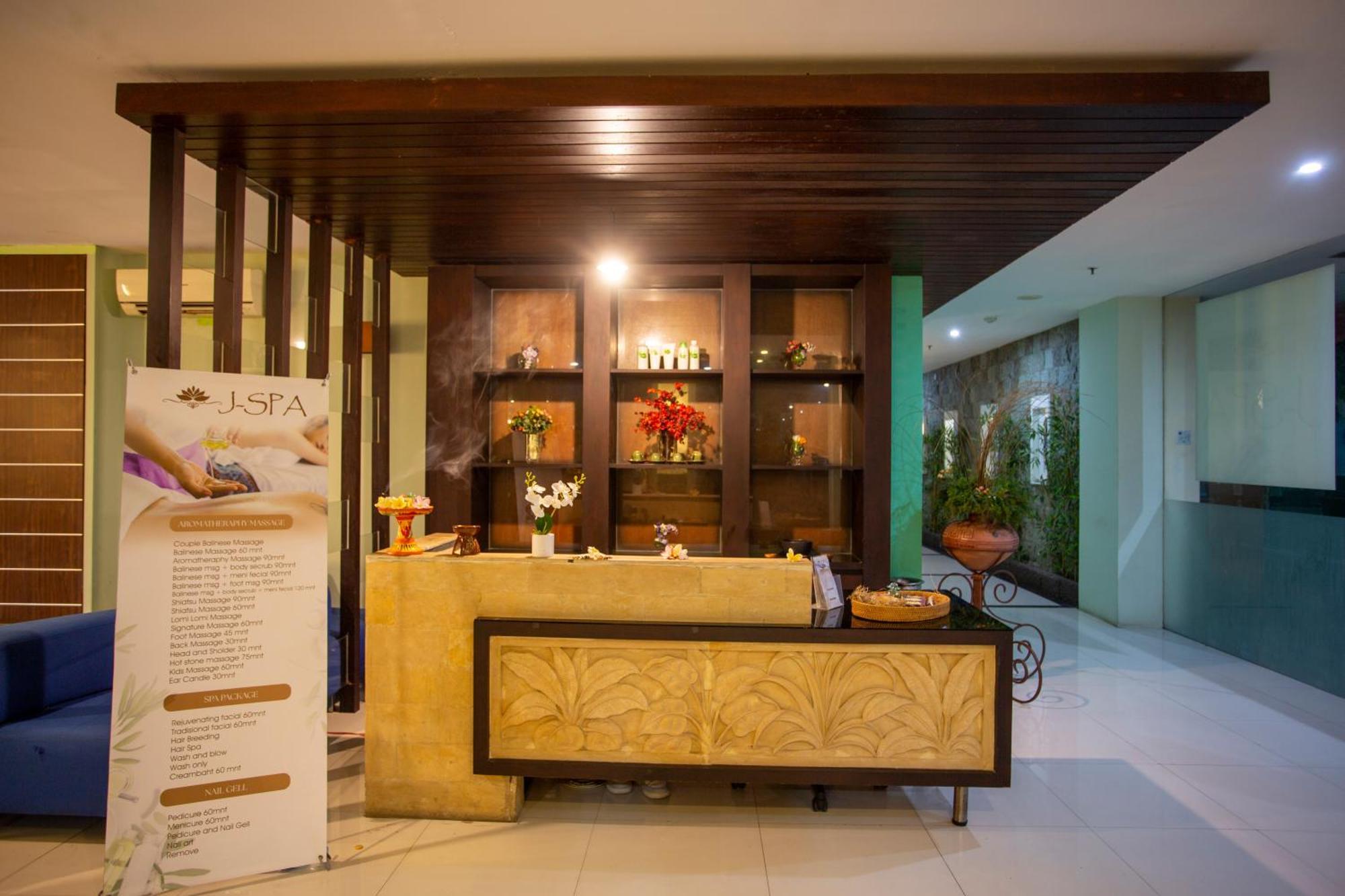Famous Hotel Kuta Formerly Permata Kuta Hotel Buitenkant foto