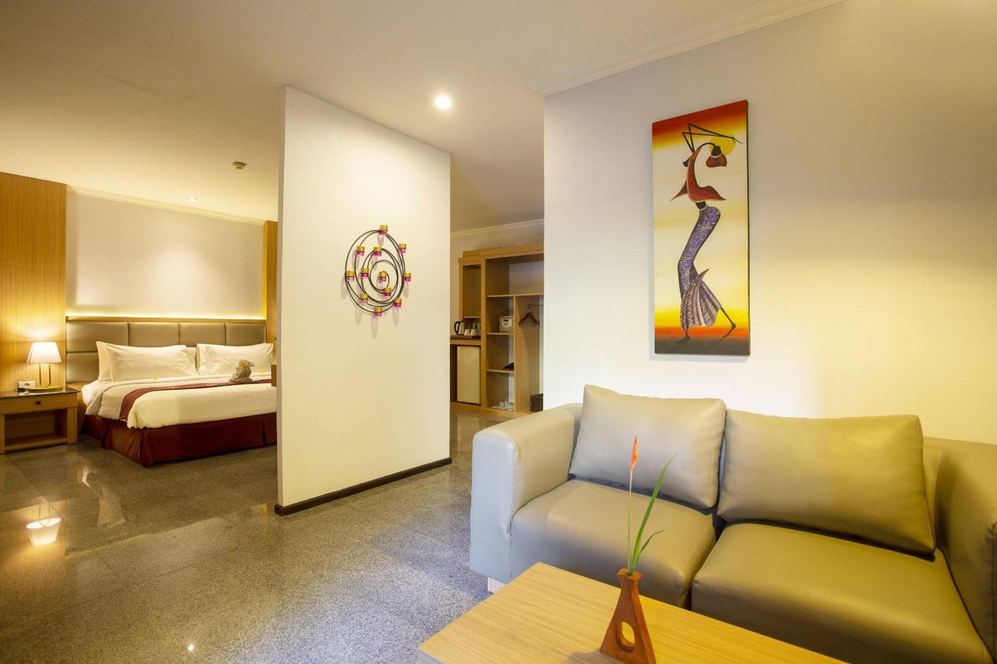 Famous Hotel Kuta Formerly Permata Kuta Hotel Buitenkant foto