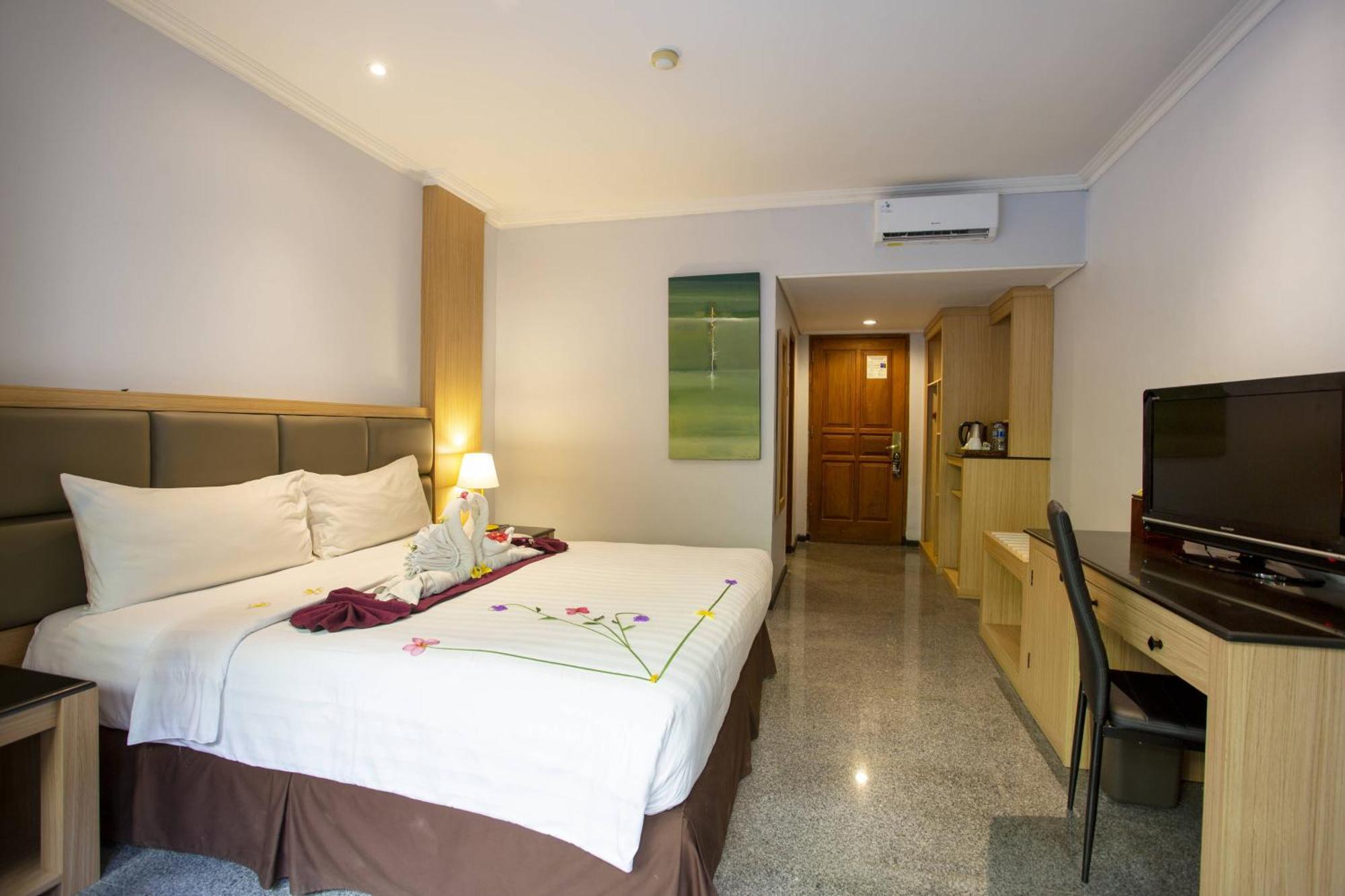 Famous Hotel Kuta Formerly Permata Kuta Hotel Buitenkant foto
