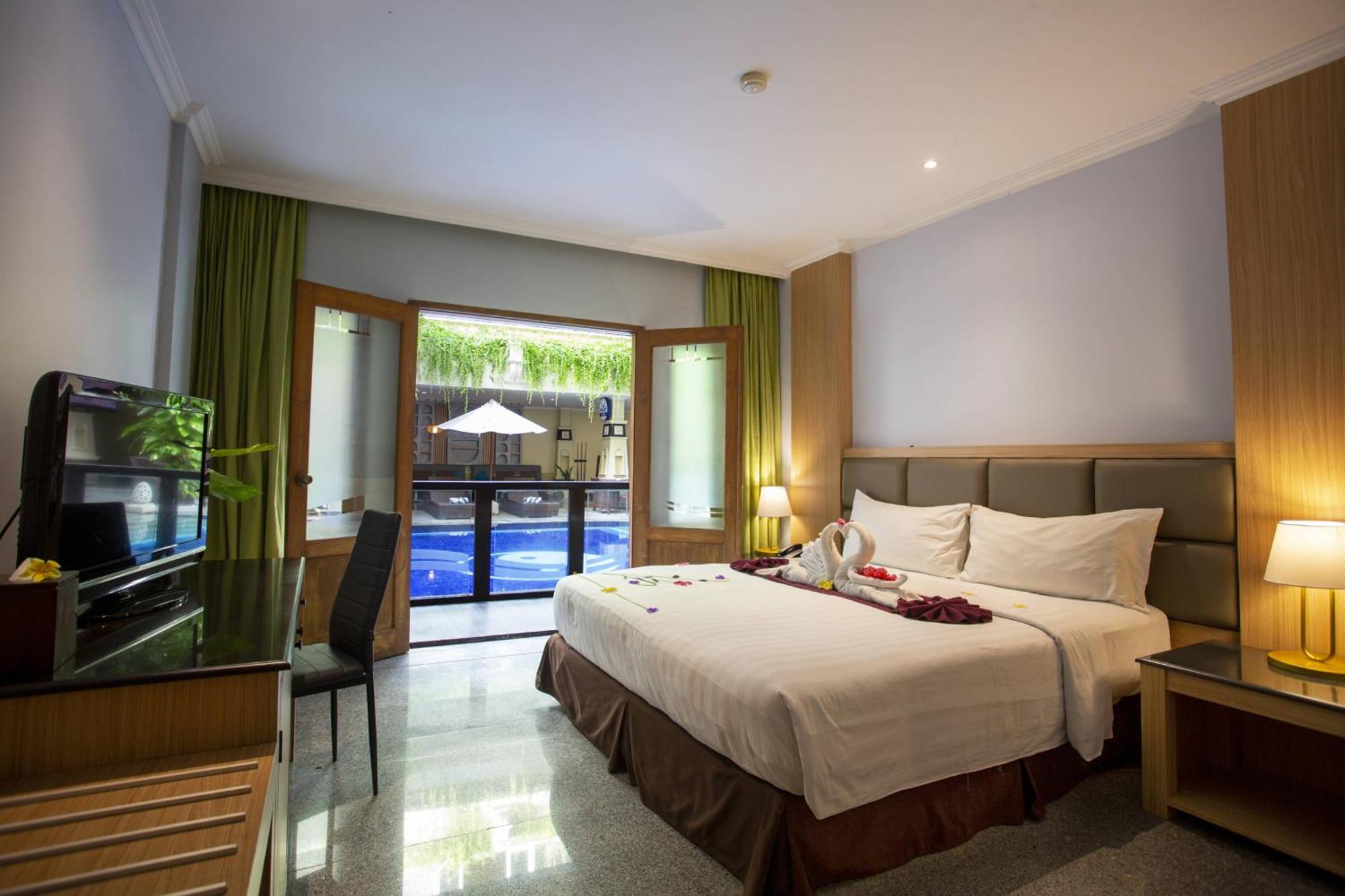 Famous Hotel Kuta Formerly Permata Kuta Hotel Buitenkant foto