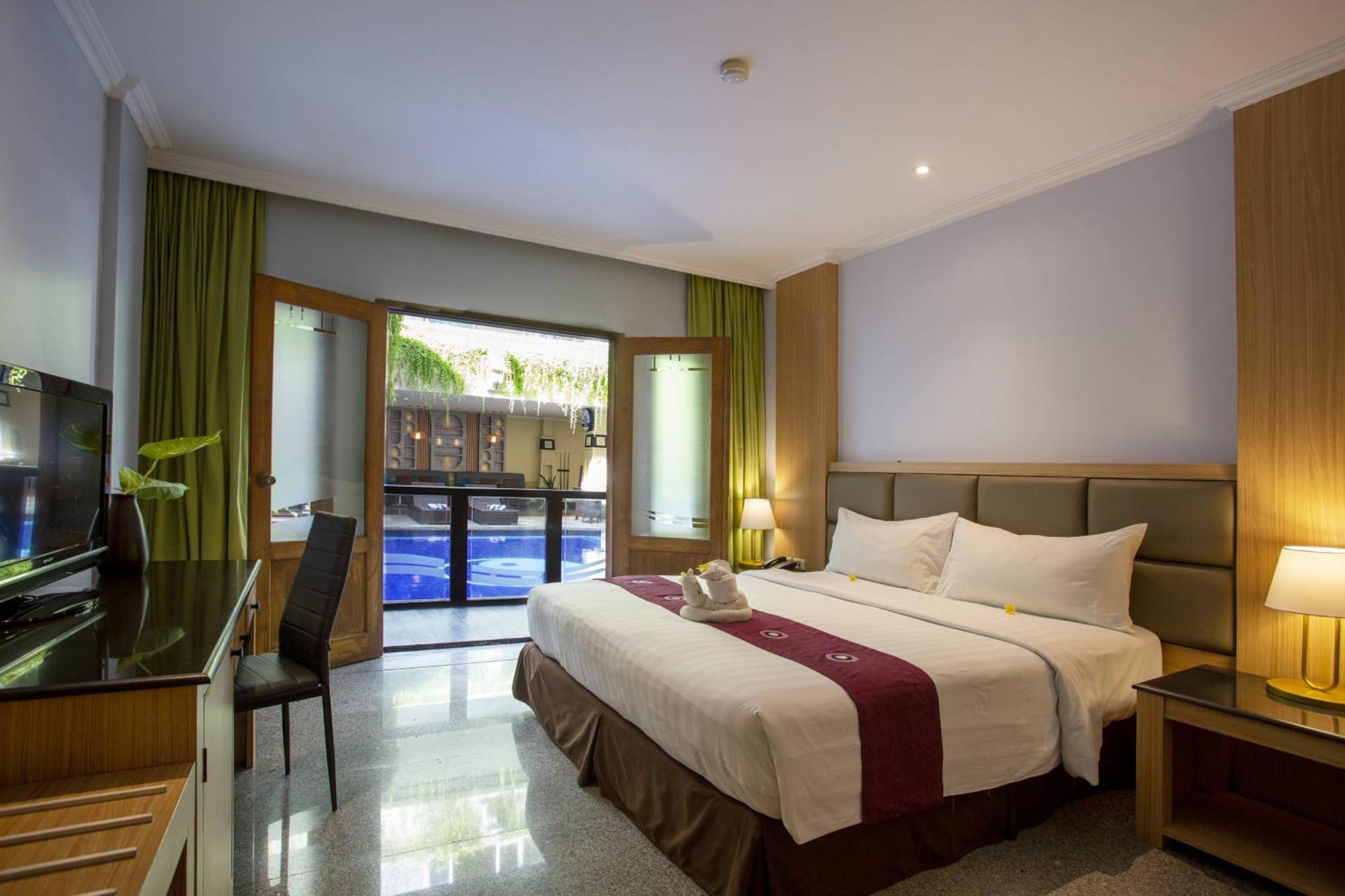 Famous Hotel Kuta Formerly Permata Kuta Hotel Buitenkant foto