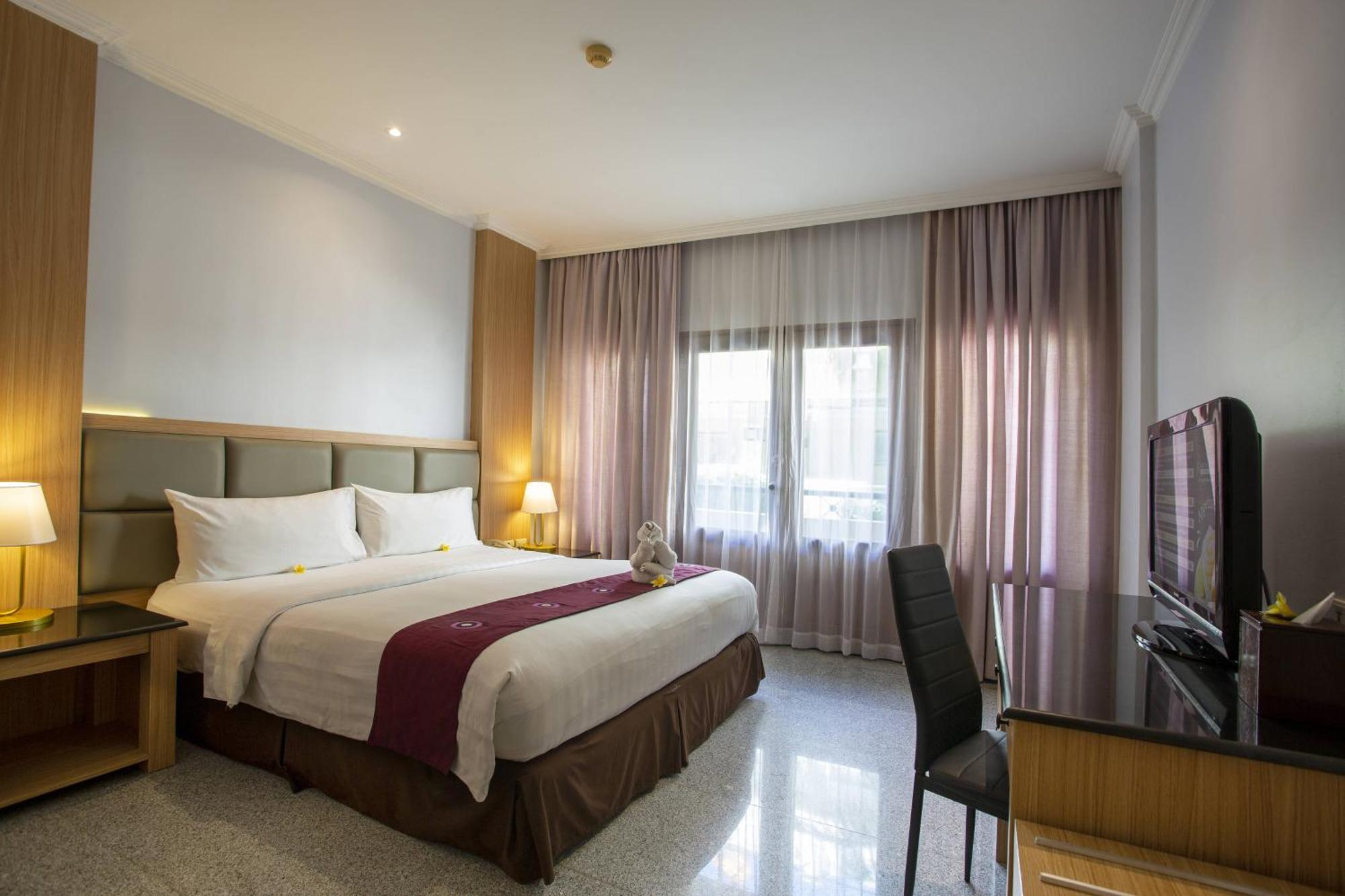 Famous Hotel Kuta Formerly Permata Kuta Hotel Buitenkant foto