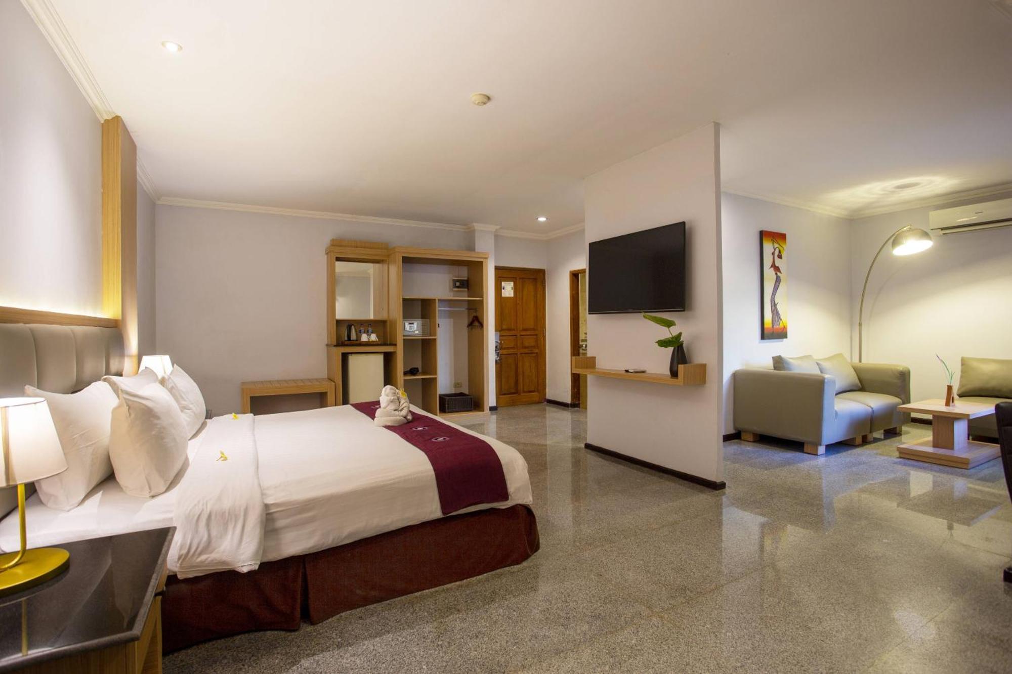 Famous Hotel Kuta Formerly Permata Kuta Hotel Buitenkant foto