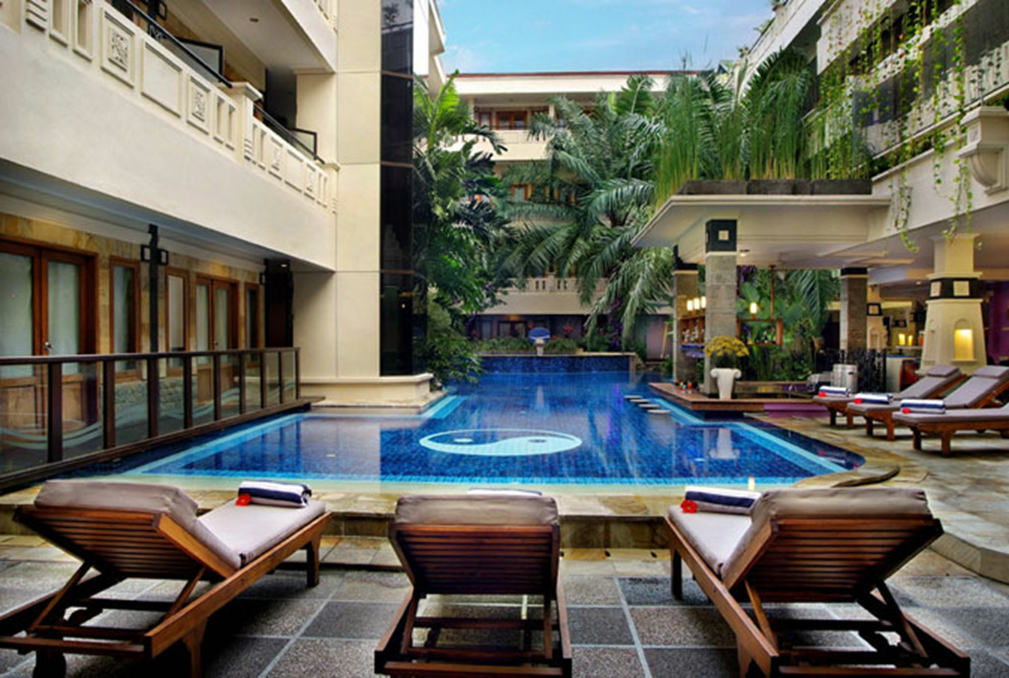 Famous Hotel Kuta Formerly Permata Kuta Hotel Buitenkant foto