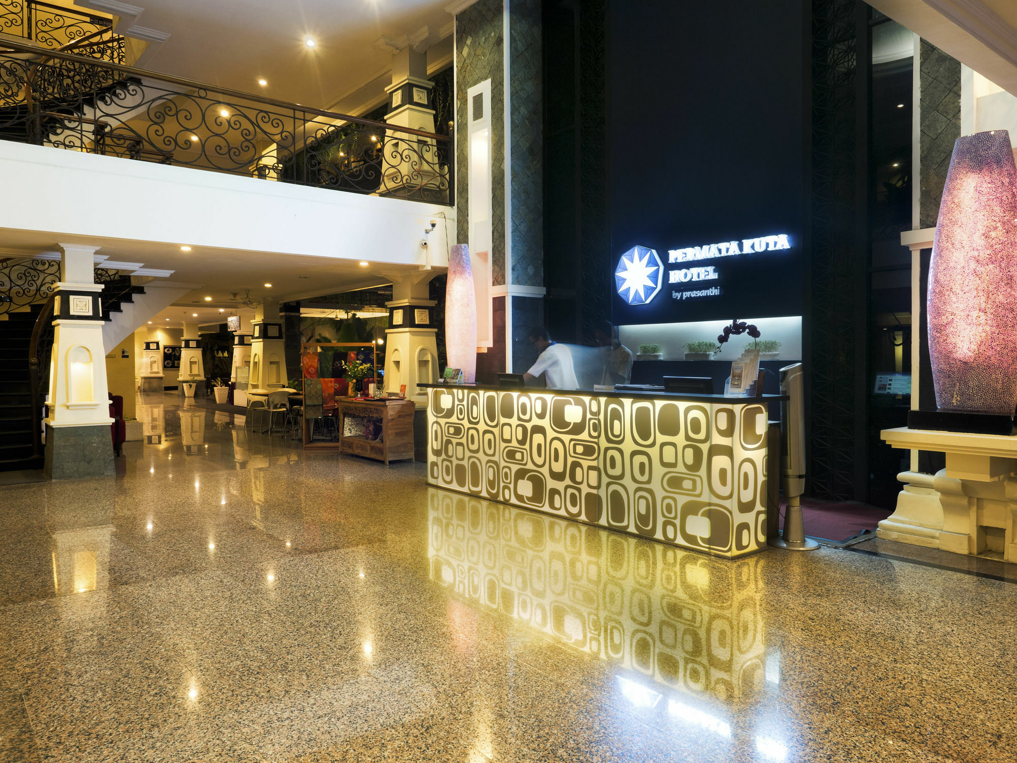 Famous Hotel Kuta Formerly Permata Kuta Hotel Buitenkant foto