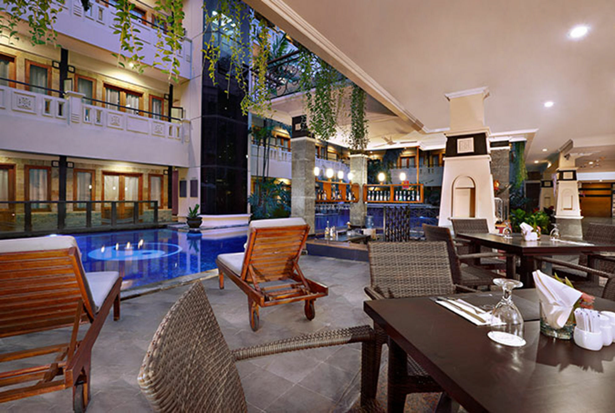 Famous Hotel Kuta Formerly Permata Kuta Hotel Buitenkant foto