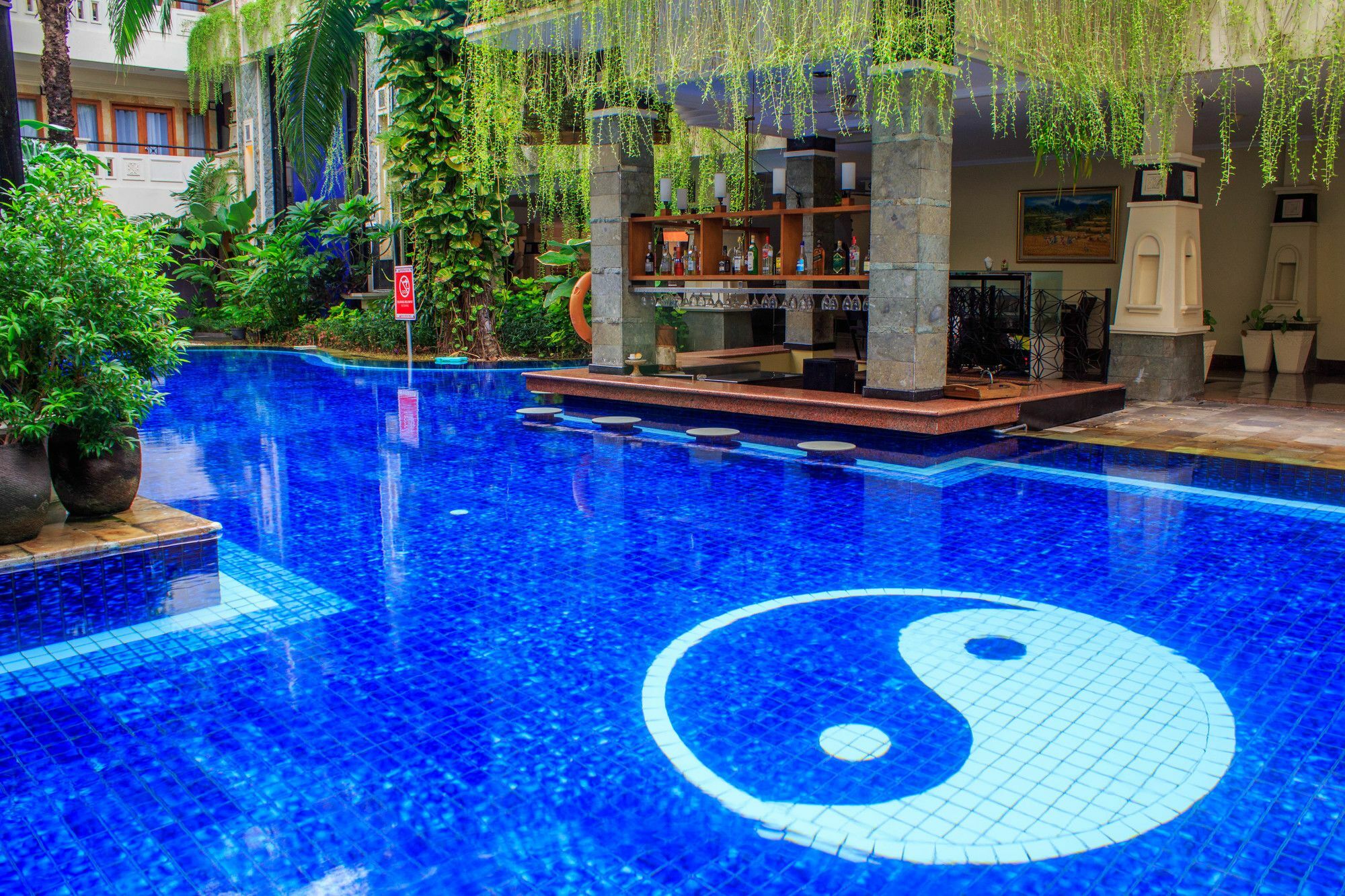 Famous Hotel Kuta Formerly Permata Kuta Hotel Buitenkant foto