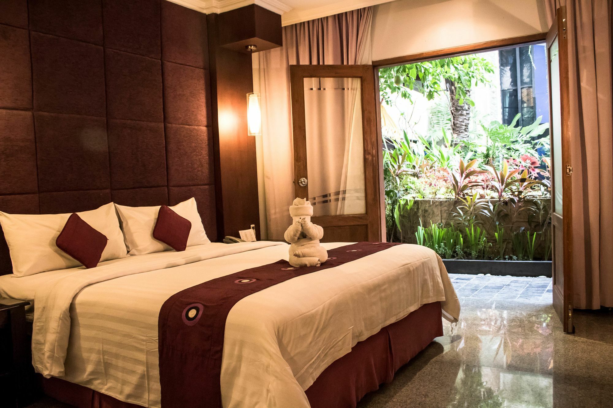Famous Hotel Kuta Formerly Permata Kuta Hotel Buitenkant foto