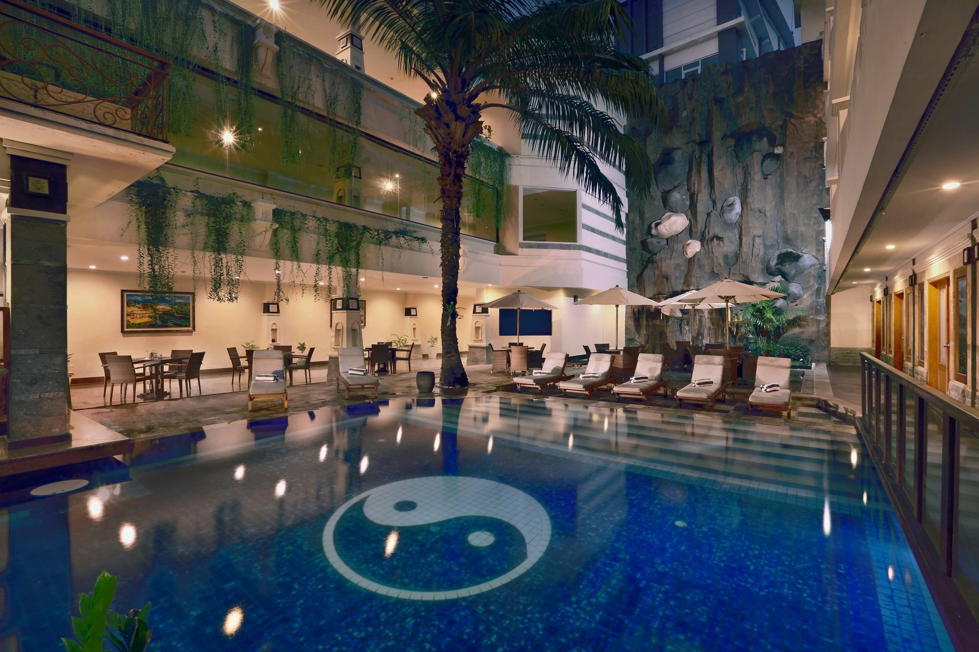 Famous Hotel Kuta Formerly Permata Kuta Hotel Buitenkant foto